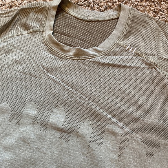 Lululemon metal vent tee limited edition (city scape) - Picture 2 of 4